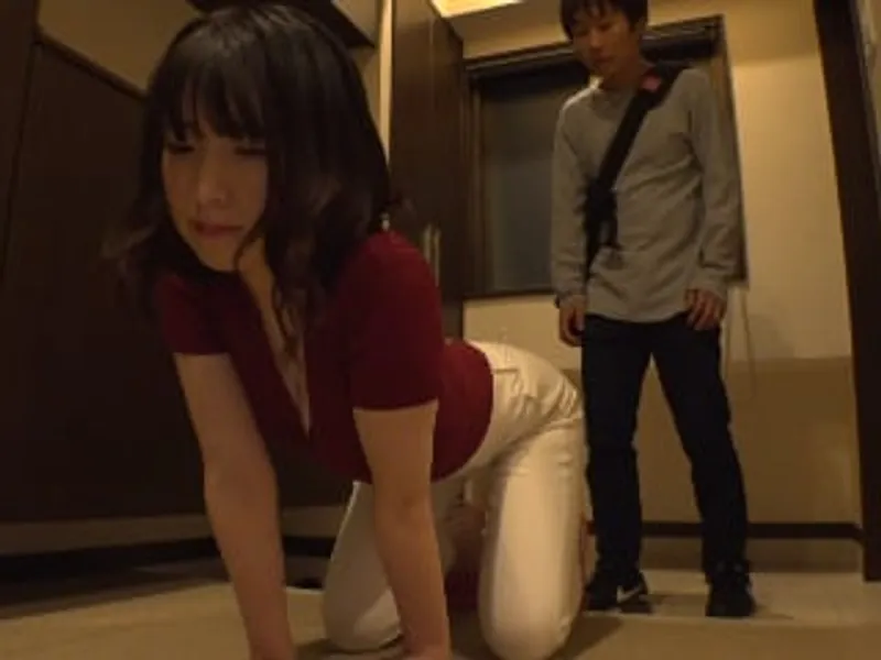 Anh xã lo làm việc, người vợ ở nhà vụng trộm với cậu thanh niên phòng bên