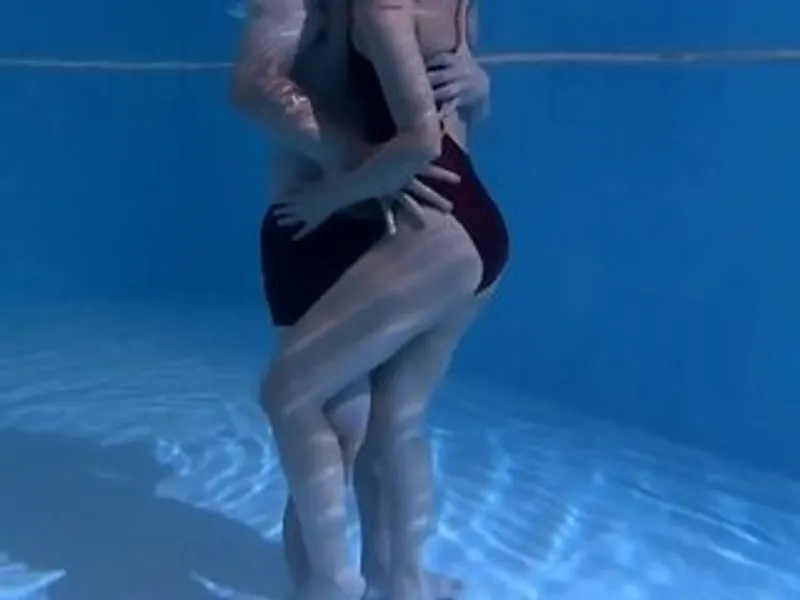 ông chồng lạnh nhạt, bà xã địt nhau với hlv dạy bơi